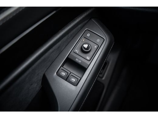 Volkswagen ID.7 Pro Limited Edition | Achterbank in ongelijke delen neerklapbaar incl. middenarmsteun en doorlaad... ActivLease financial lease