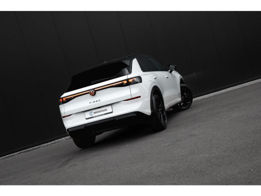 Volkswagen T-Roc R-Line First Edition | 'App-Connect' draadloze smartphone integratie | 30,5 cm display met 2D en ... ActivLease financial lease