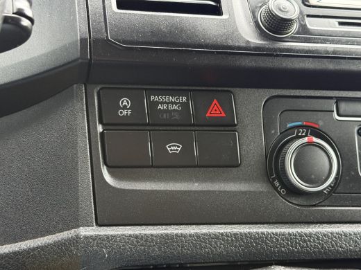 Volkswagen Transporter 2.0 TDI 102 PK / L1H1 / 1e EIG. / ACHTERKLEP / AIRCO / CRUISE / CAMERA / VERWARMDE VOORRUIT ActivLease financial lease