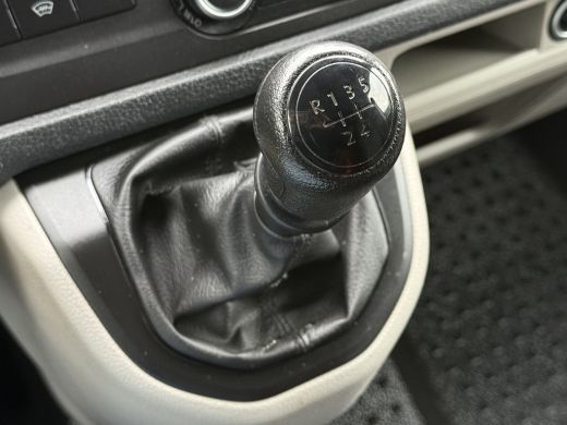 Volkswagen Transporter 2.0 TDI 102 PK / L1H1 / 1e EIG. / ACHTERKLEP / AIRCO / CRUISE / CAMERA / VERWARMDE VOORRUIT ActivLease financial lease