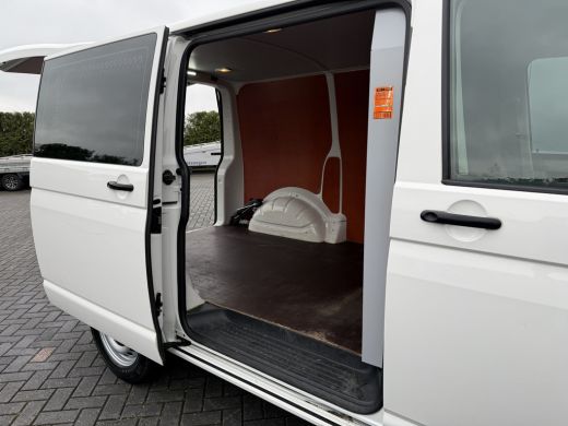 Volkswagen Transporter 2.0 TDI 102 PK / L1H1 / 1e EIG. / ACHTERKLEP / AIRCO / CRUISE / CAMERA / VERWARMDE VOORRUIT ActivLease financial lease