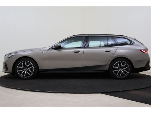 BMW i5 eDrive40 M Sport / Trekhaak / Achteruitrijcamera / M Sportonderstel / Adaptieve LED / Stoelverwar... ActivLease financial lease