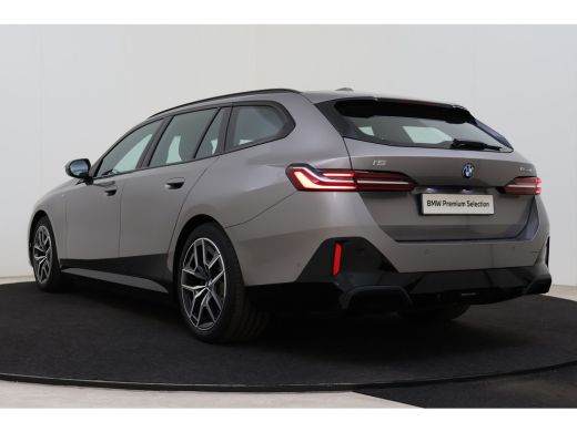 BMW i5 eDrive40 M Sport / Trekhaak / Achteruitrijcamera / M Sportonderstel / Adaptieve LED / Stoelverwar... ActivLease financial lease