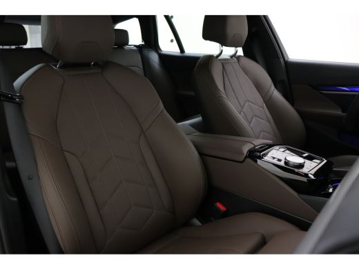 BMW i5 eDrive40 M Sport / Trekhaak / Achteruitrijcamera / M Sportonderstel / Adaptieve LED / Stoelverwar... ActivLease financial lease