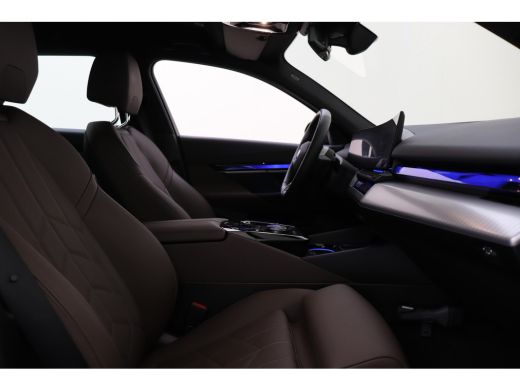 BMW i5 eDrive40 M Sport / Trekhaak / Achteruitrijcamera / M Sportonderstel / Adaptieve LED / Stoelverwar... ActivLease financial lease