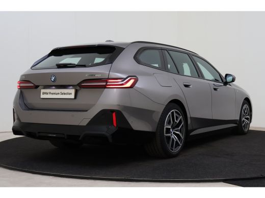 BMW i5 eDrive40 M Sport / Trekhaak / Achteruitrijcamera / M Sportonderstel / Adaptieve LED / Stoelverwar... ActivLease financial lease