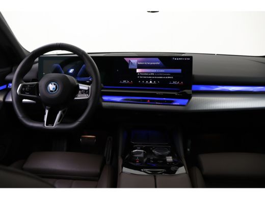 BMW i5 eDrive40 M Sport / Trekhaak / Achteruitrijcamera / M Sportonderstel / Adaptieve LED / Stoelverwar... ActivLease financial lease