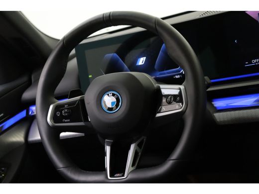 BMW i5 eDrive40 M Sport / Trekhaak / Achteruitrijcamera / M Sportonderstel / Adaptieve LED / Stoelverwar... ActivLease financial lease