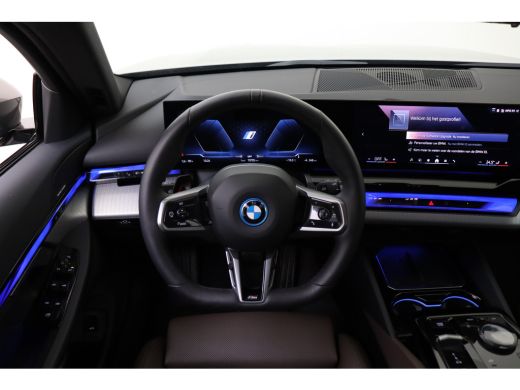 BMW i5 eDrive40 M Sport / Trekhaak / Achteruitrijcamera / M Sportonderstel / Adaptieve LED / Stoelverwar... ActivLease financial lease