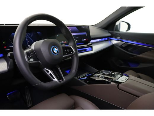 BMW i5 eDrive40 M Sport / Trekhaak / Achteruitrijcamera / M Sportonderstel / Adaptieve LED / Stoelverwar... ActivLease financial lease