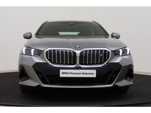 BMW i5 eDrive40 M Sport / Trekhaak / Achteruitrijcamera / M Sportonderstel / Adaptieve LED / Stoelverwar... ActivLease financial lease