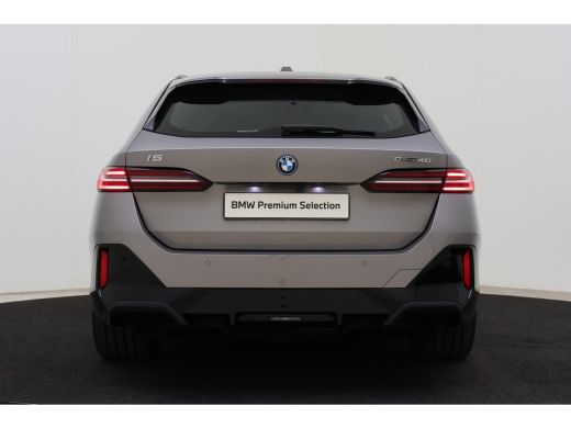 BMW i5 eDrive40 M Sport / Trekhaak / Achteruitrijcamera / M Sportonderstel / Adaptieve LED / Stoelverwar... ActivLease financial lease