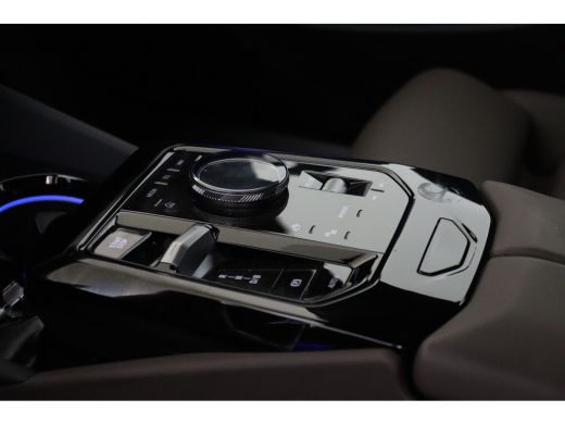 BMW i5 eDrive40 M Sport / Trekhaak / Achteruitrijcamera / M Sportonderstel / Adaptieve LED / Stoelverwar... ActivLease financial lease