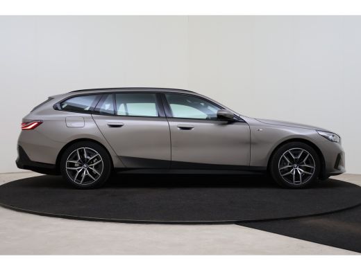 BMW i5 eDrive40 M Sport / Trekhaak / Achteruitrijcamera / M Sportonderstel / Adaptieve LED / Stoelverwar... ActivLease financial lease