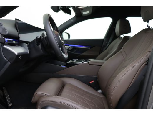 BMW i5 eDrive40 M Sport / Trekhaak / Achteruitrijcamera / M Sportonderstel / Adaptieve LED / Stoelverwar... ActivLease financial lease