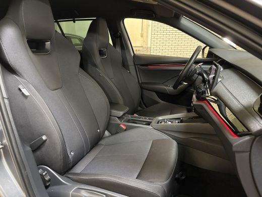 Skoda Octavia Combi 1.5 TSI MHEV 150PK SPORTLINE BUSINESS CAMERA/NAVI/HEAD-UP/SFEERVERL. ActivLease financial lease