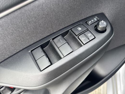 Toyota Yaris 1.5 Hybrid 115 Dynamic | 06-10141018 Voor meer informatie ActivLease financial lease