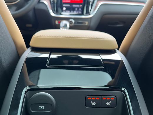 Volvo  V60 T6 Plug-In Hybrid Ultra Dark | Bowers & Wilkins | Stoelmassage | Pano | 360 camera | Gelamineerd ... ActivLease financial lease