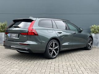 Volvo  V60 T6 Plug-In Hybrid Ultra Dark | Bowers & Wilkins | Stoelmassage | Pano | 360 camera | Gelamineerd ...