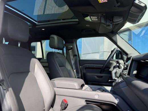 Land Rover Defender 110 P300e X-Dynamic HSE | 22 Inch | Pano | Meridian Surround | El. trekhaak | Koelbox | Black Pac... ActivLease financial lease