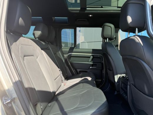 Land Rover Defender 110 P300e X-Dynamic HSE | 22 Inch | Pano | Meridian Surround | El. trekhaak | Koelbox | Black Pac... ActivLease financial lease
