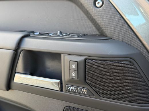 Land Rover Defender 110 P300e X-Dynamic HSE | 22 Inch | Pano | Meridian Surround | El. trekhaak | Koelbox | Black Pac... ActivLease financial lease