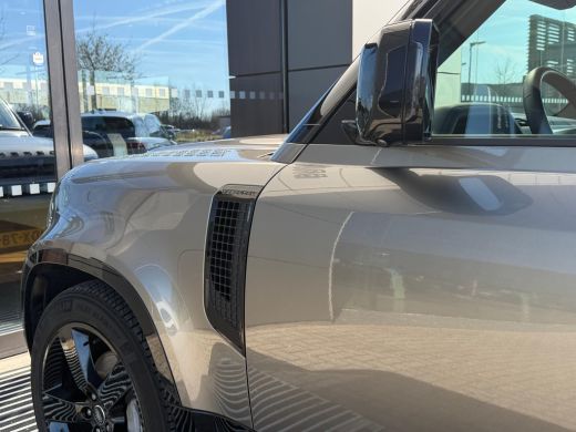 Land Rover Defender 110 P300e X-Dynamic HSE | 22 Inch | Pano | Meridian Surround | El. trekhaak | Koelbox | Black Pac... ActivLease financial lease