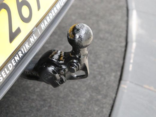 Seat Leon 1.5 eTSI FR Launch Edition | Stoelverwarming | Trekhaak | Adaptive cruise | Camera | Carplay | Sf... ActivLease financial lease