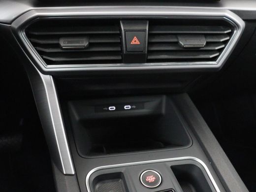 Seat Leon 1.5 eTSI FR Launch Edition | Stoelverwarming | Trekhaak | Adaptive cruise | Camera | Carplay | Sf... ActivLease financial lease