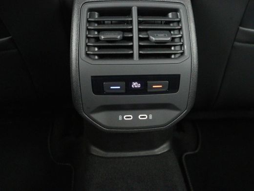 Seat Leon 1.5 eTSI FR Launch Edition | Stoelverwarming | Trekhaak | Adaptive cruise | Camera | Carplay | Sf... ActivLease financial lease