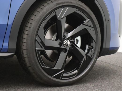 Volkswagen T-Roc 1.5 eTsi R-Line First Edition 150PK DSG Pano-Schuifdak, Trekhaak, Black Style, 20" LM Velgen, Key... ActivLease financial lease