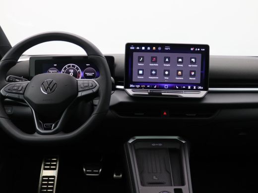 Volkswagen T-Roc 1.5 eTsi R-Line First Edition 150PK DSG Pano-Schuifdak, Trekhaak, Black Style, 20" LM Velgen, Key... ActivLease financial lease