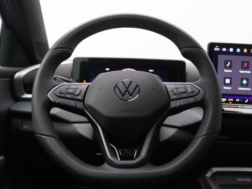 Volkswagen T-Roc 1.5 eTsi R-Line First Edition 150PK DSG Pano-Schuifdak, Trekhaak, Black Style, 20" LM Velgen, Key... ActivLease financial lease