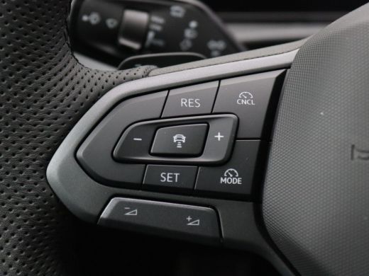 Volkswagen T-Roc 1.5 eTsi R-Line First Edition 150PK DSG Pano-Schuifdak, Trekhaak, Black Style, 20" LM Velgen, Key... ActivLease financial lease