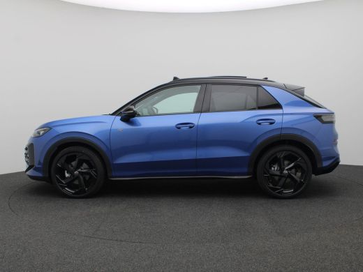 Volkswagen T-Roc 1.5 eTsi R-Line First Edition 150PK DSG Pano-Schuifdak, Trekhaak, Black Style, 20" LM Velgen, Key... ActivLease financial lease