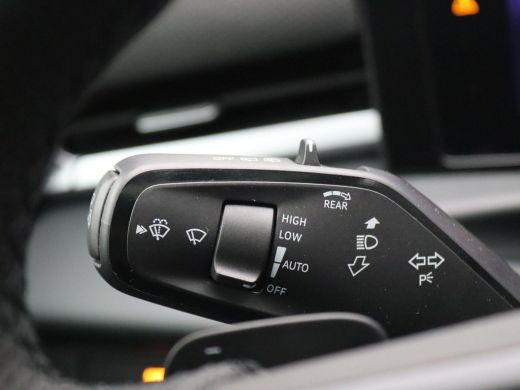 Volkswagen T-Roc 1.5 eTsi R-Line First Edition 150PK DSG Pano-Schuifdak, Trekhaak, Black Style, 20" LM Velgen, Key... ActivLease financial lease