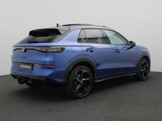 Volkswagen T-Roc 1.5 eTsi R-Line First Edition 150PK DSG Pano-Schuifdak, Trekhaak, Black Style, 20" LM Velgen, Key... ActivLease financial lease