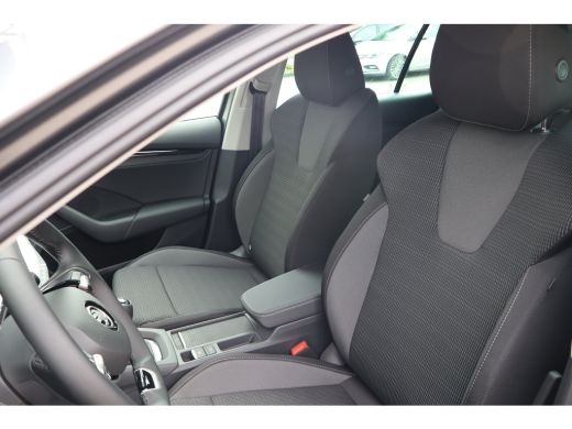 Skoda Octavia Combi Business Edition | Achteruitrijcamera | Chromen grille | Cruise control met speedlimiter ActivLease financial lease