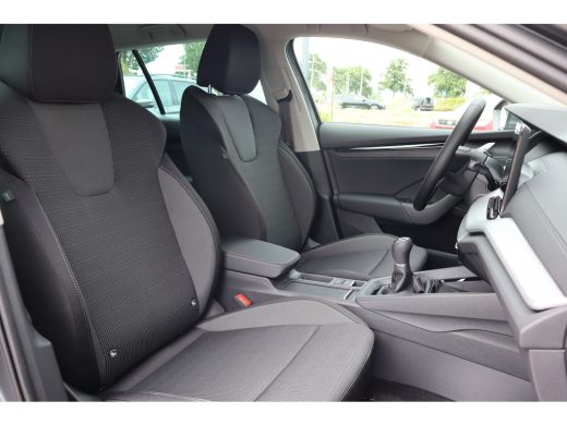 Skoda Octavia Combi Business Edition | Achteruitrijcamera | Chromen grille | Cruise control met speedlimiter ActivLease financial lease