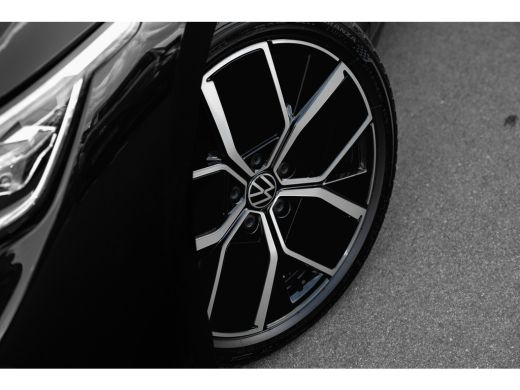 Volkswagen Golf 1.5 eHybrid 50 Edition | Panoramadak | Trekhaak | IQ.Light | Stoel/Stuurverwarming | ActivLease financial lease