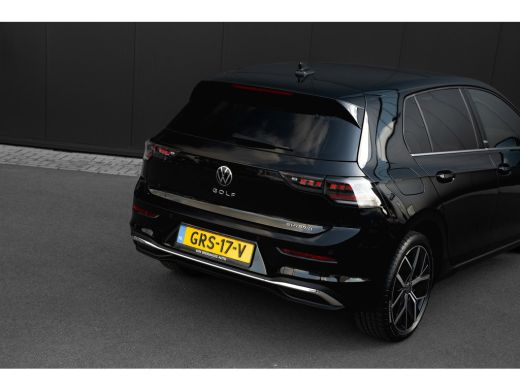 Volkswagen Golf 1.5 eHybrid 50 Edition | Panoramadak | Trekhaak | IQ.Light | Stoel/Stuurverwarming | ActivLease financial lease