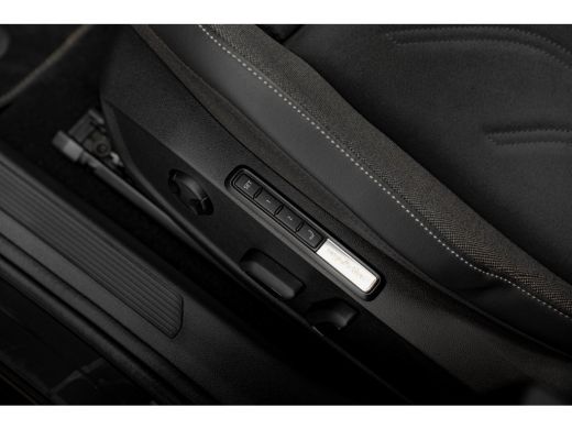 Volkswagen Golf 1.5 eHybrid Style Edition | Panoramadak | Camera | Stoelverwarming/Massage | Dodehoek | ActivLease financial lease