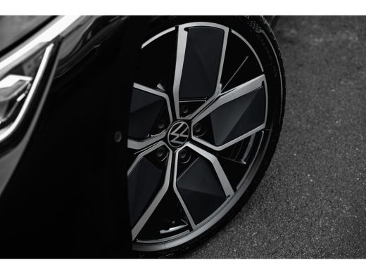 Volkswagen Golf 1.5 eHybrid Style Edition | Panoramadak | Camera | Stoelverwarming/Massage | Dodehoek | ActivLease financial lease
