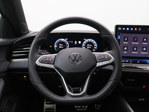 Volkswagen Passat Variant 1.5 eHybrid R-Line Edition 272PK DSG SOH 100%, Pano-Schuifdak, Trekhaak, Black Style, Key... ActivLease financial lease