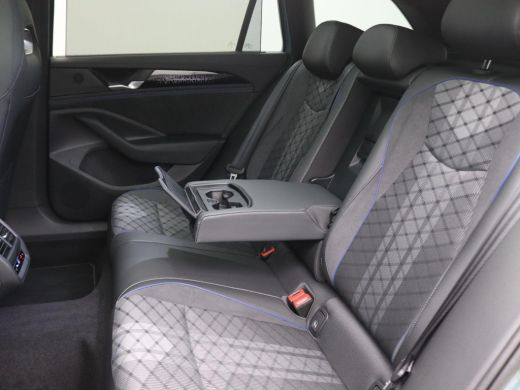 Volkswagen Passat Variant 1.5 eHybrid R-Line Edition 272PK DSG SOH 100%, Pano-Schuifdak, Trekhaak, Black Style, Key... ActivLease financial lease