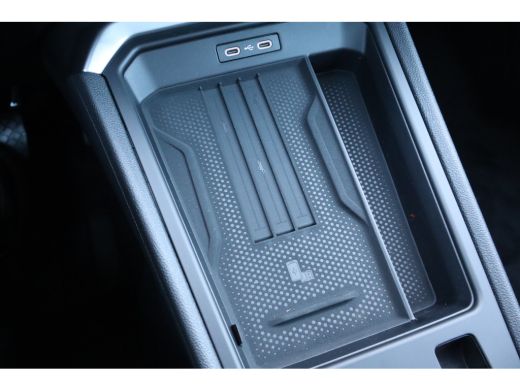 Volkswagen T-Roc Life First Edition Inclusief &euro;2000,- inruilvoordeel | Trekhaak | 'App-Connect' draadloze smartpho... ActivLease financial lease
