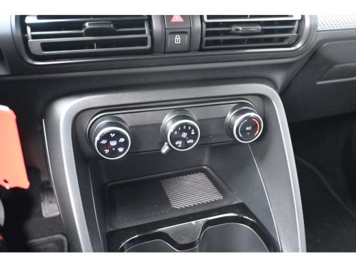 Citroën &euml;-C3 Plus DEMO-DEAL! 8 Jaar Garantie! | Navigatie by App | Parkeersensoren | Full-LED | Cruise Control... ActivLease financial lease