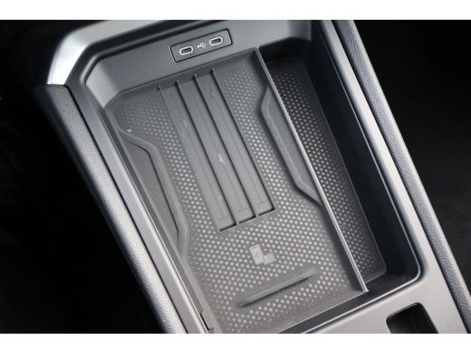 Volkswagen T-Roc Life First Edition Inclusief &euro;2000,- inruilvoordeel | Trekhaak | 'App-Connect' draadloze smartpho... ActivLease financial lease