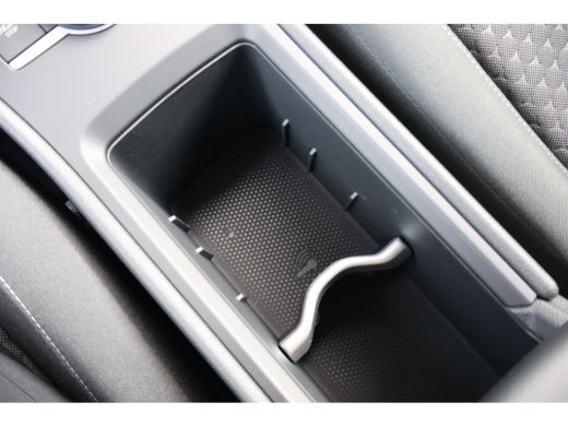 Volkswagen T-Roc Life First Edition Inclusief &euro;2000,- inruilvoordeel | Trekhaak | 'App-Connect' draadloze smartpho... ActivLease financial lease