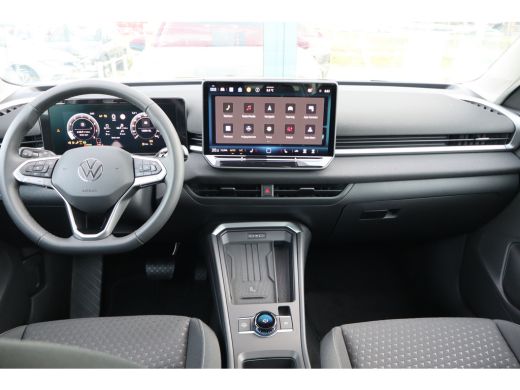 Volkswagen T-Roc Life First Edition Inclusief &euro;2000,- inruilvoordeel | Trekhaak | 'App-Connect' draadloze smartpho... ActivLease financial lease